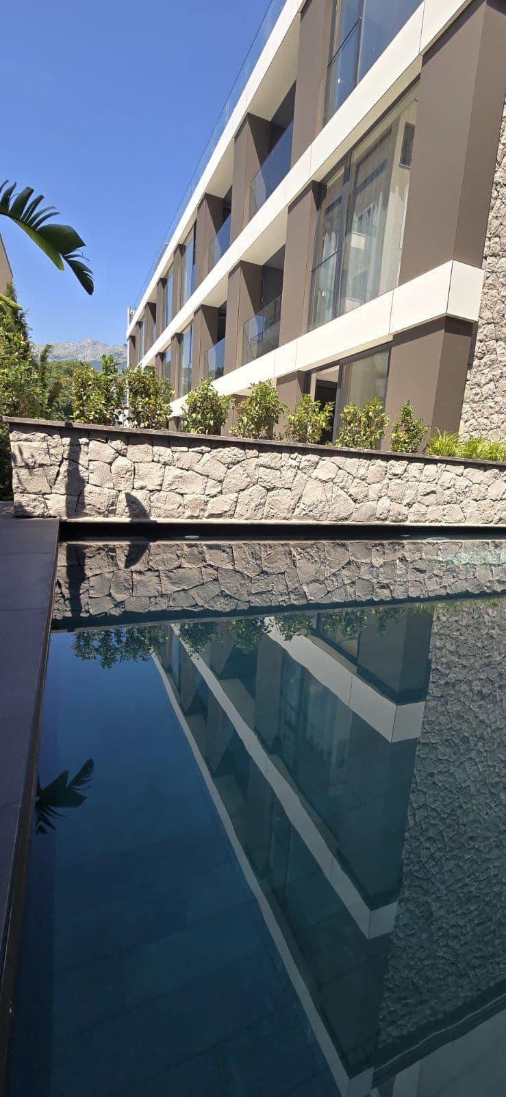ONIA LUXURY gallery image 8